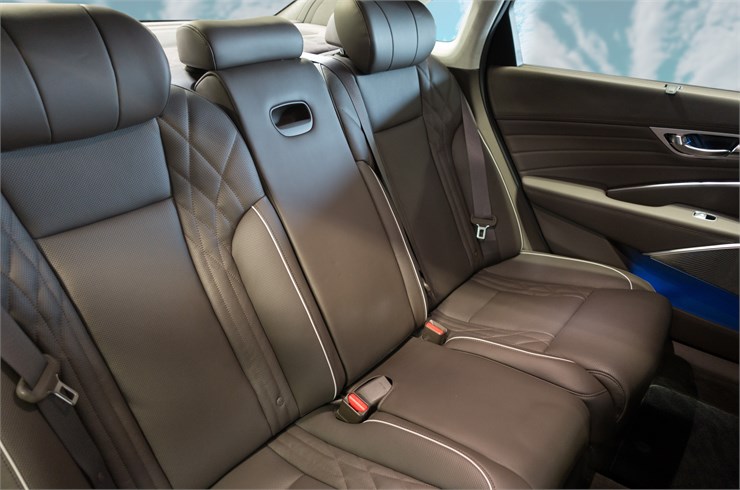 Kia 2019 K900 Quilted Seats Pantone Mood Lighting