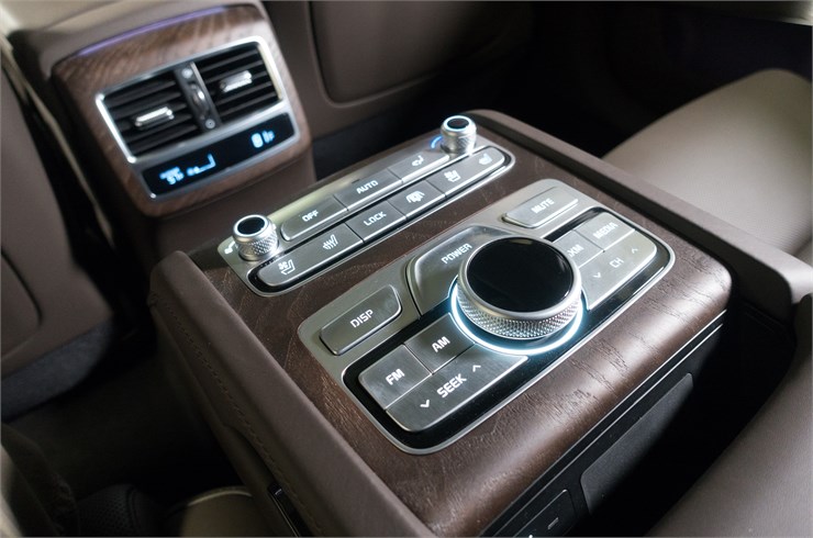 Kia 2019 K900 Wood Detail