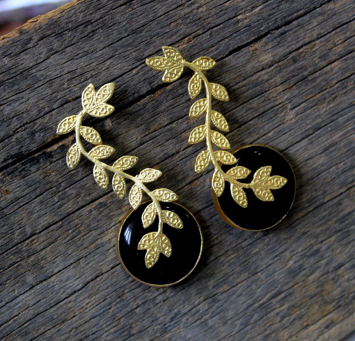 ExquisiteJewelsnGems vine and black circle earrings